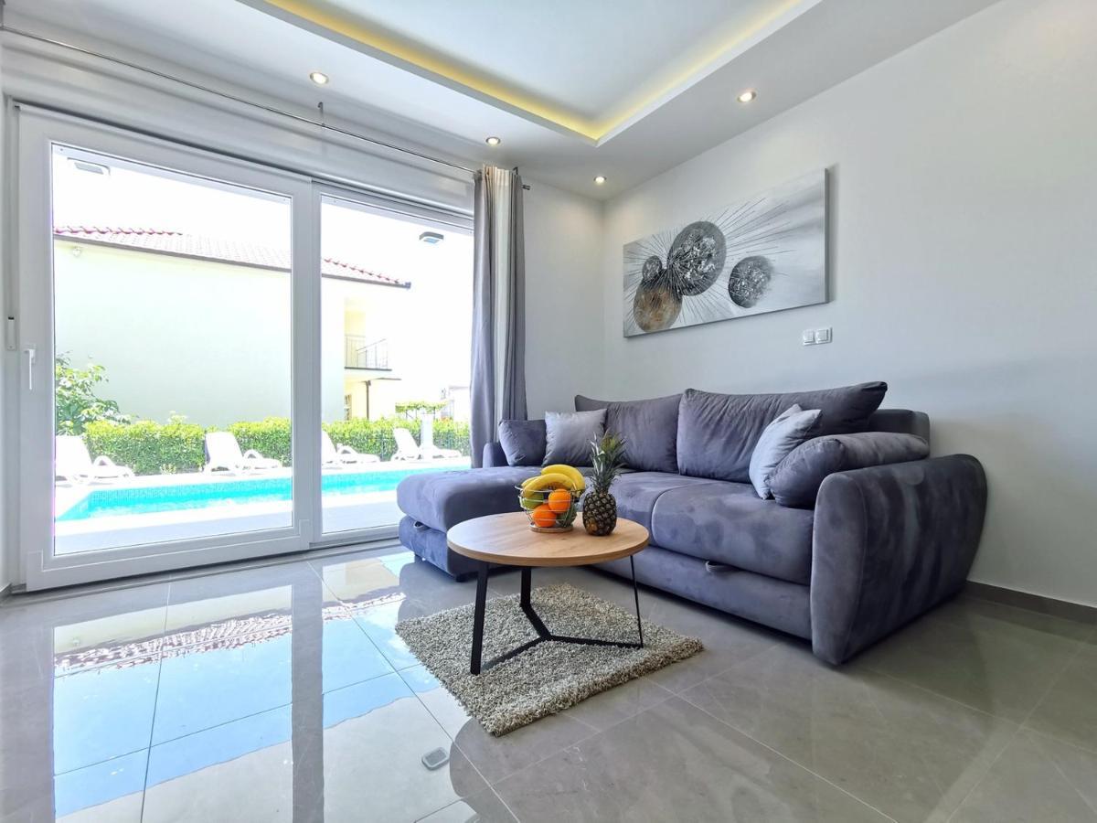 Seka Apartments With A Pool Kaštela Extérieur photo