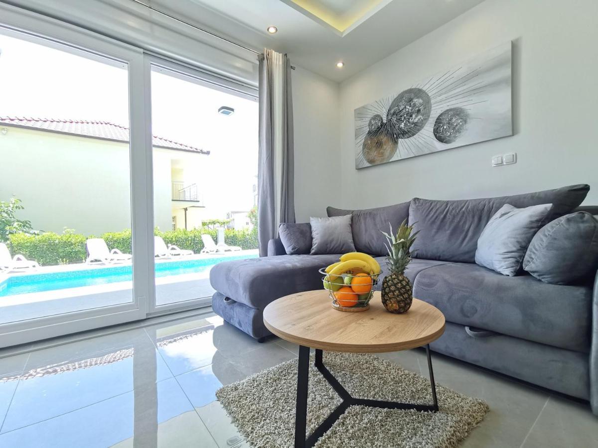 Seka Apartments With A Pool Kaštela Extérieur photo
