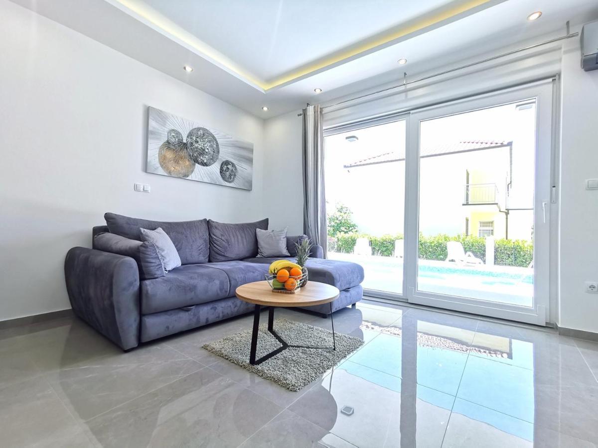 Seka Apartments With A Pool Kaštela Extérieur photo